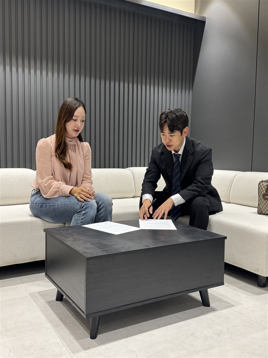 의뢰인 옆에서 상담 서류를 확인하는 최동준 변호사
